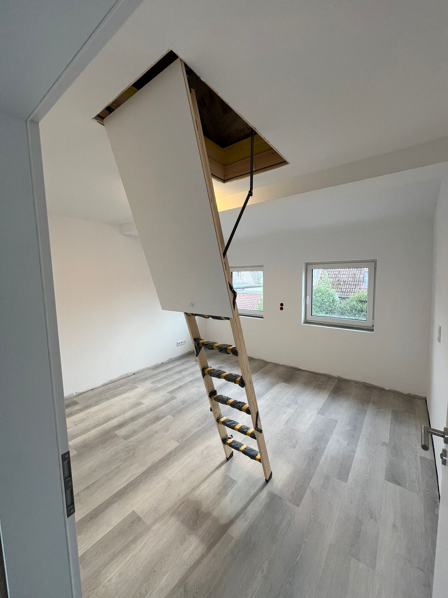 Renovierter Innenraum nach Altbausanierung mit neuem Boden und Wänden