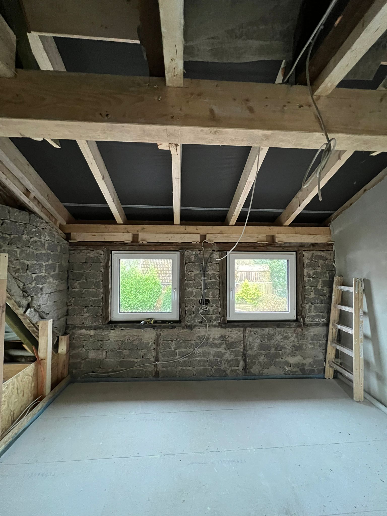 Altbau Innenraum vor der Renovierung mit sichtbarer Holzbalkendecke